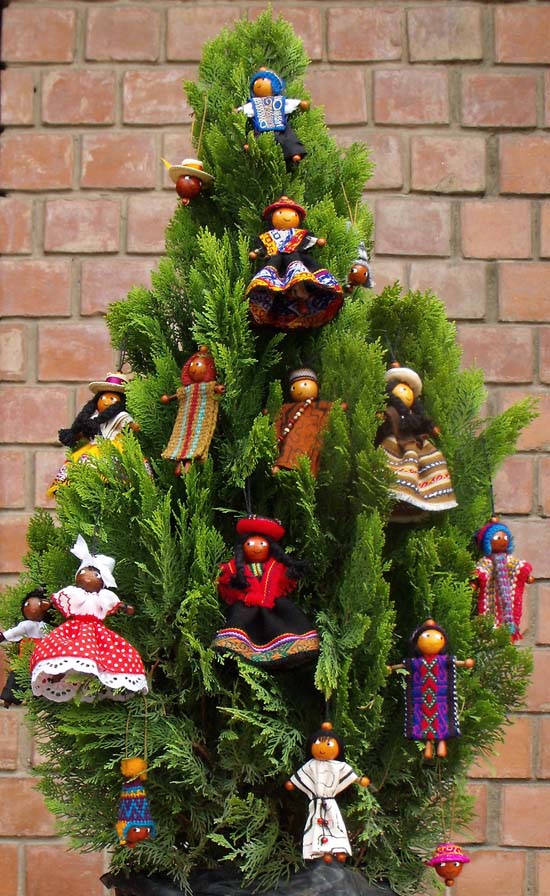 Peruanitos en árbol navideño